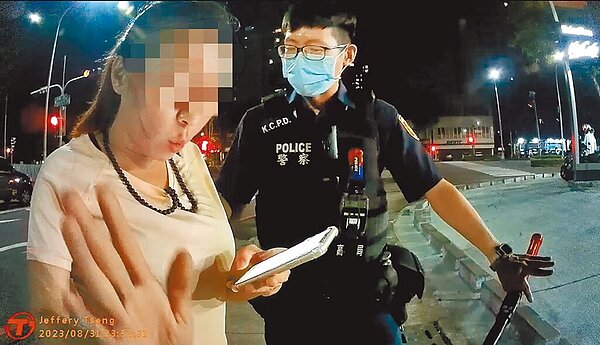 39歲陳姓女子(左)酒駕遭警攔查不配合,竟嗆「18萬給你!我家很有錢!」見無效又下跪喊「我錯了」。警方事後發現,陳女5分鐘前才撞人肇逃,警詢後依公共危險等罪嫌移送法辦。圖/高市鼓山分局提供