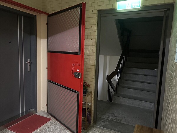 北市公寓大廈住戶幾乎人人都有裝對外推出的鐵門。圖/讀者提供