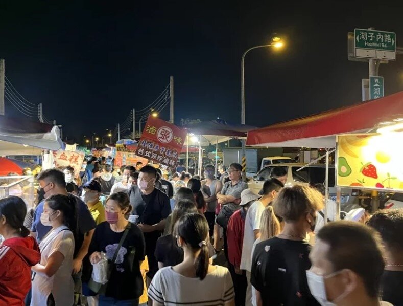 嘉義市湖美夜市開幕當天下雨,仍吸引爆滿民眾逛夜市。圖/聯合報資料照片
