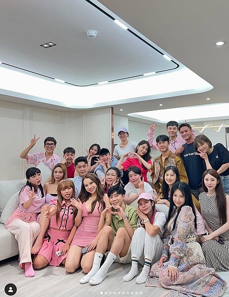 小A辣新家約25坪,但客廳寬敞入厝趴就容納20幾名友人。圖/截自小A辣instagram