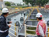 高雄輕軌二階全力趕工！「龍華新橋鋼箱梁吊裝」颱風來前提早完成