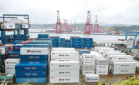 歐美國家通膨蠢蠢欲動、中國經濟處於較弱狀態,官方、市場預期第4季出口,呈「虛弱」成長。圖為放在基隆港內密密麻麻的貨櫃,等待物流公司處理。(本報資料照片)
