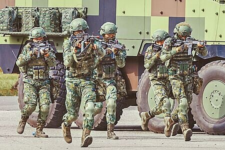 多家日媒報導,台灣軍隊8月參加由美國密西根州國民兵主導的「北方打擊演習」軍演。圖為國軍機械化步兵第234旅聯兵一營機步排今年初舉行實兵演練。(本報資料照片)