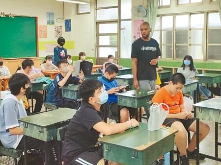 台中市配合雙語教學政策,找來外籍老師上課。(本報資料照片)