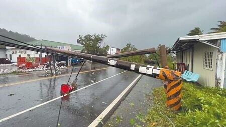 
根據縣市政府統計，新竹縣市10年來僅放17天颱風假，是全台最不易放颱風假的縣市。圖為海葵颱風3日登陸台東，賓朗路段有電線桿應聲斷裂。（蔡旻妤攝）
