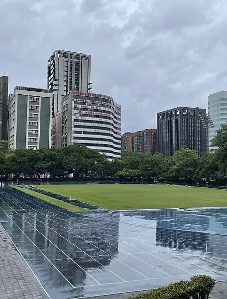 台北市田徑暖身場夜間開放時間從6點到10點,民眾希望能夠延長1小時到11點,體育局回應,目前已在研議,目前規畫延長開放至11點,預計9月中旬會有定論。圖/體育局提供