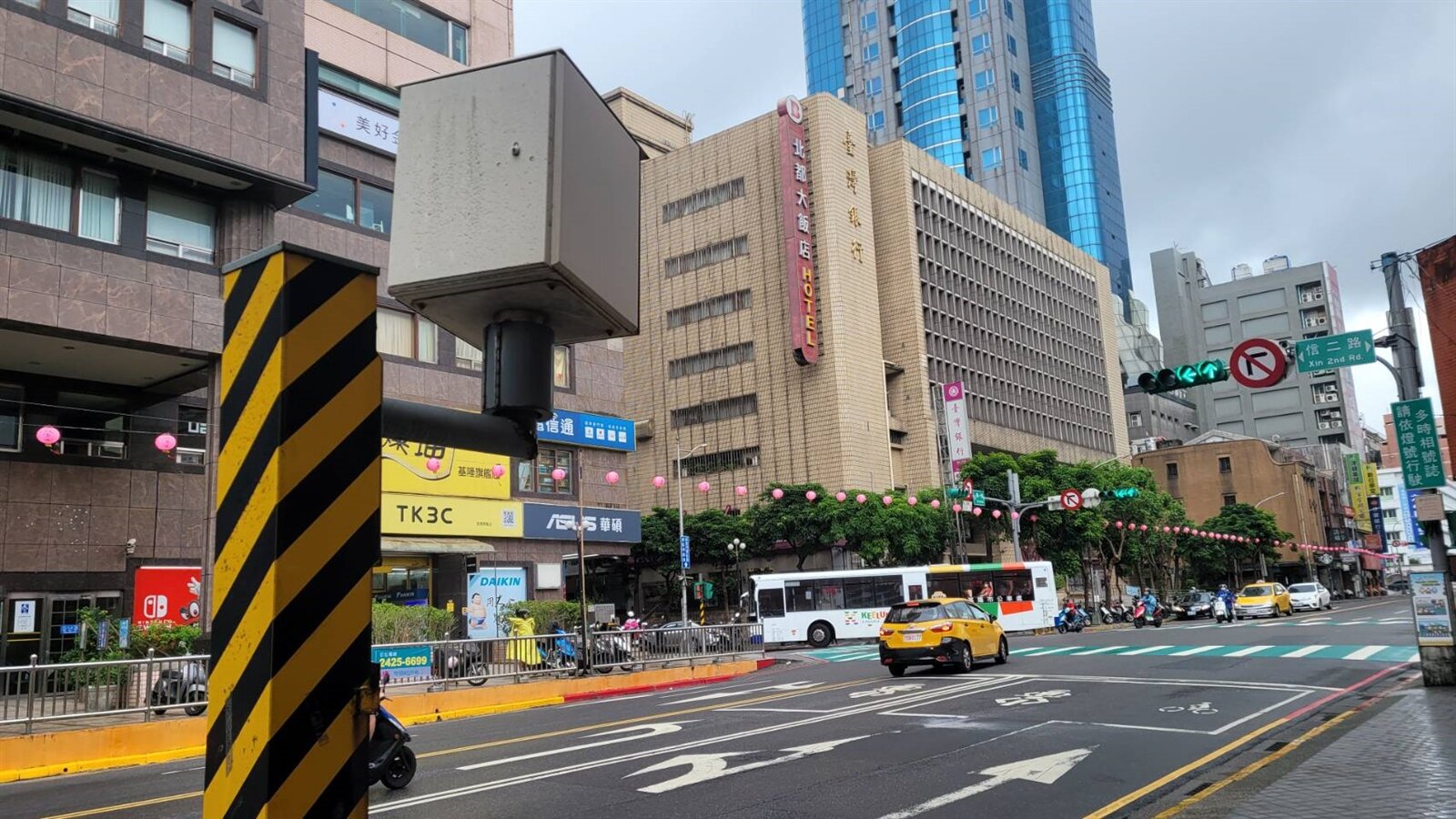 李男闖紅燈辯黃燈太短,法官算出距路口還有150米狠打臉。記者游明煌/攝影