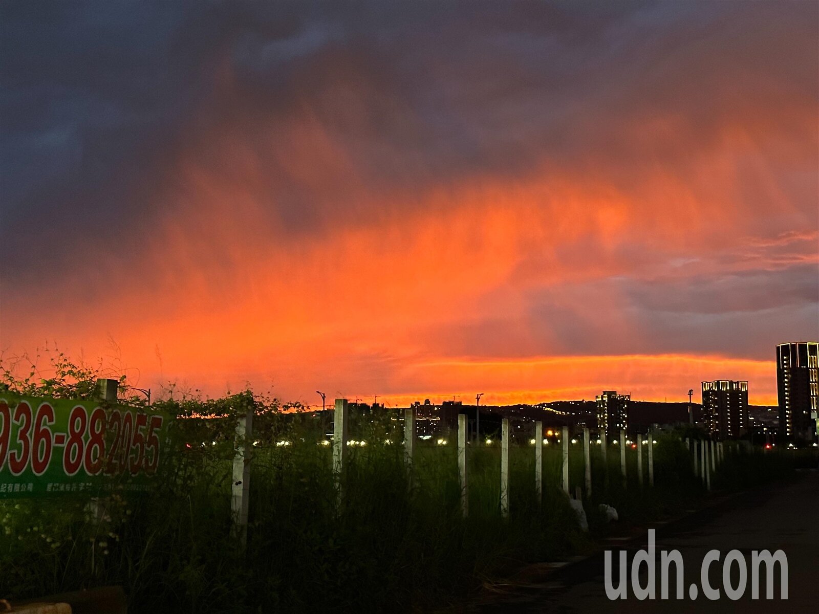 颱風海葵來勢洶洶，台中市區傍晚時分出現橘紅色「火燒雲」，搭配雲朵形狀，如「橘色極光」浮在空中。記者劉柏均／攝影 