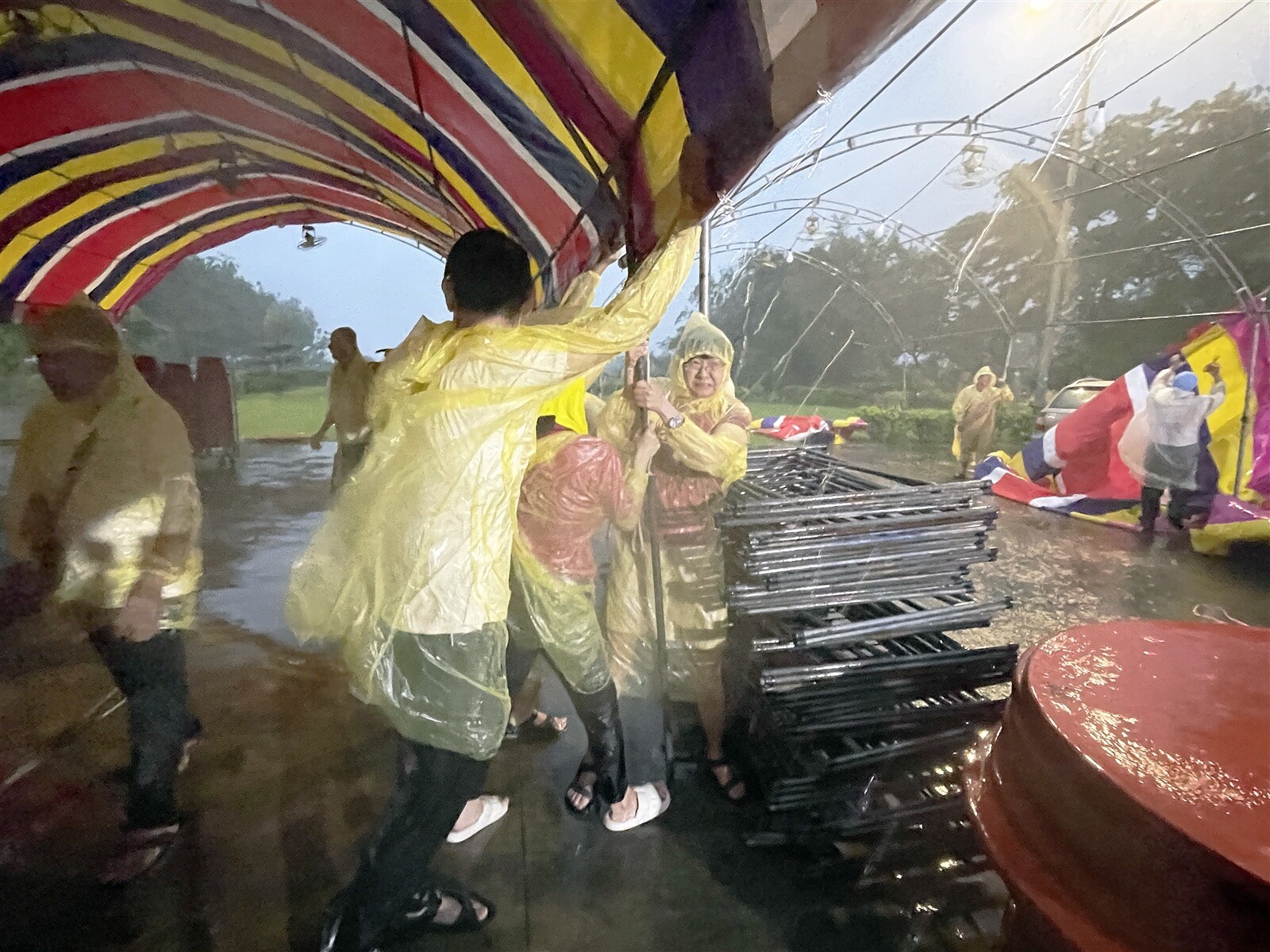 高雄小港大坪頂聖和宮昨傍晚舉行中元普度，突遭遇海葵颱風狂風暴雨襲擊，工作人員奮勇拉住帳棚。記者劉學聖／攝影 