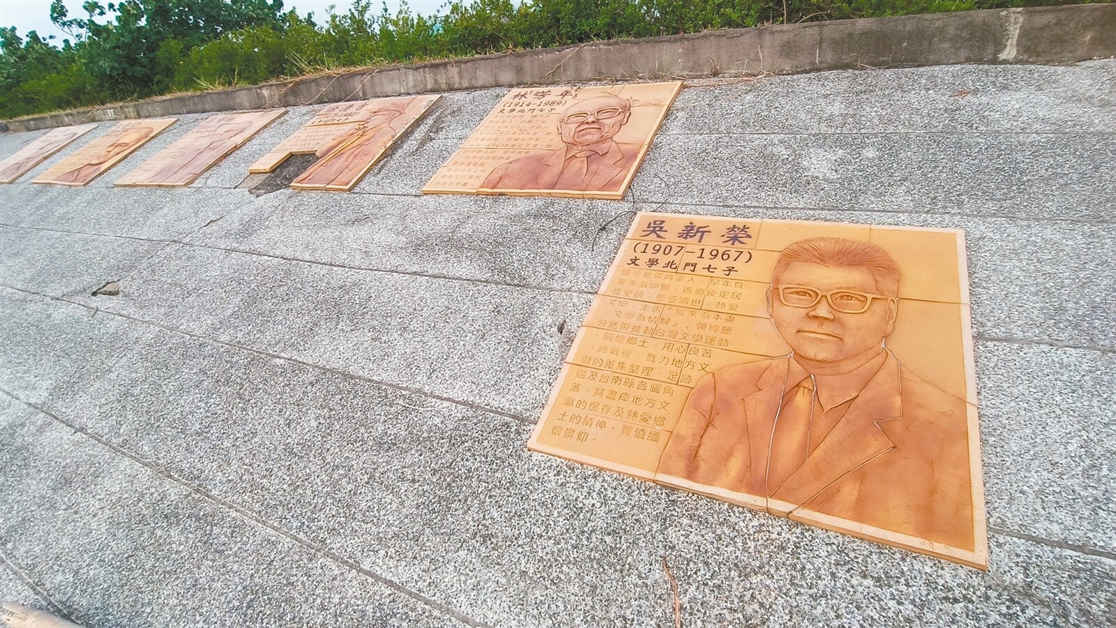 台南七股區觀海樓旁鹽田海堤觀夕步道，融入文學元素，可見「文學北門七子」人物陶板工藝。記者謝進盛／攝影 