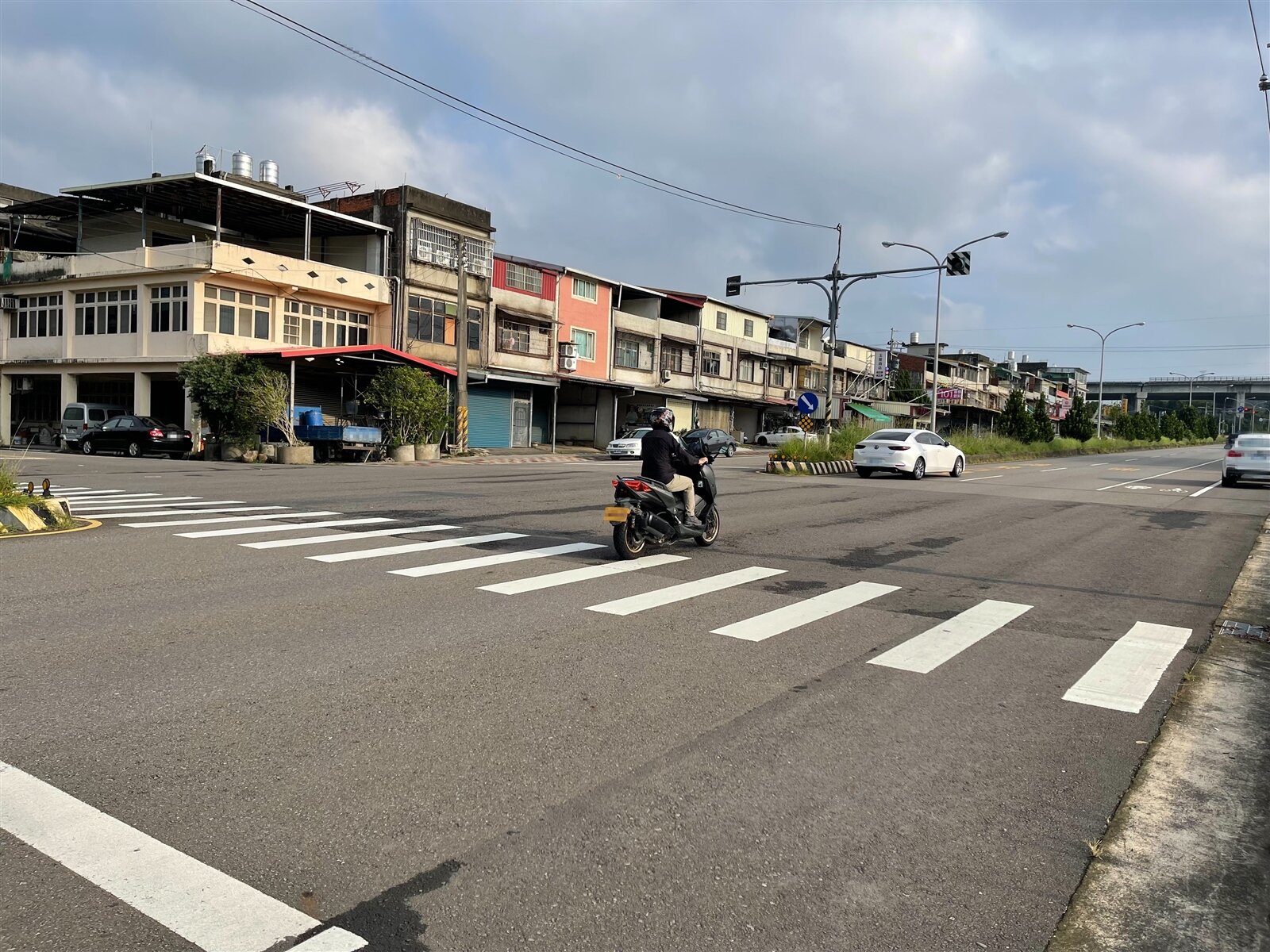 每逢假日位於台3線上的關西鎮東安里中豐新路車流量大,且是重機必經之路,車速都非常快,居民出入危險。記者黃羿馨/攝影