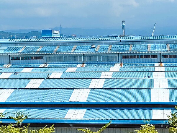 台北捷運公司最近在北投機廠北側裝設太陽能光電板，附近住戶只要在2樓陽台就可看見，擔憂未來會有光害問題。圖／台北市北投區桃源里長陳仲宏提供