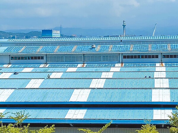 台北捷運公司最近在北投機廠北側裝設太陽能光電板,附近住戶只要在2樓陽台就可看見,擔憂未來會有光害問題。圖/台北市北投區桃源里長陳仲宏提供