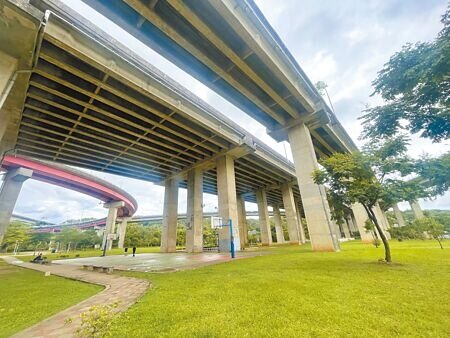 桃園市工務局將在平鎮運動公園打造旗艦型共融式遊戲場,規畫適合各年齡場的遊具設施。(呂筱蟬攝)