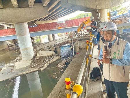 
台南市長黃偉哲趕在海葵颱風來襲前，3日一早視察仁德萬代橋改建工程進度。（曹婷婷攝）
