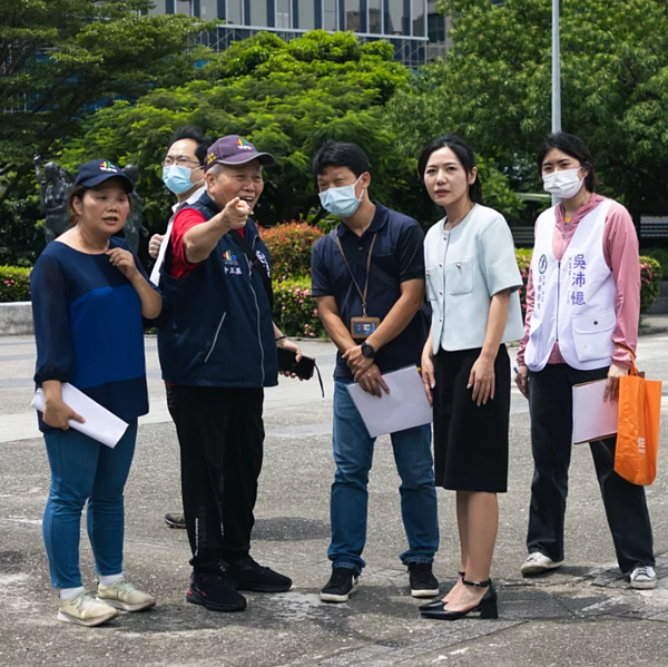 台北市中央文藝公園權屬3單位，里長陳情，希望可以委由1個單位統一管理，維護修繕都能更快速。圖／北市議員吳沛憶辦公室提供