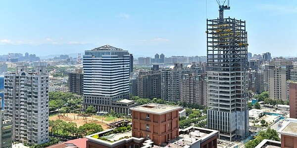 公股銀行認為,利空因素仍在,對年底前房市仍偏保守、審慎以對,且預計房價偏向盤整修正。圖/本報資料照片