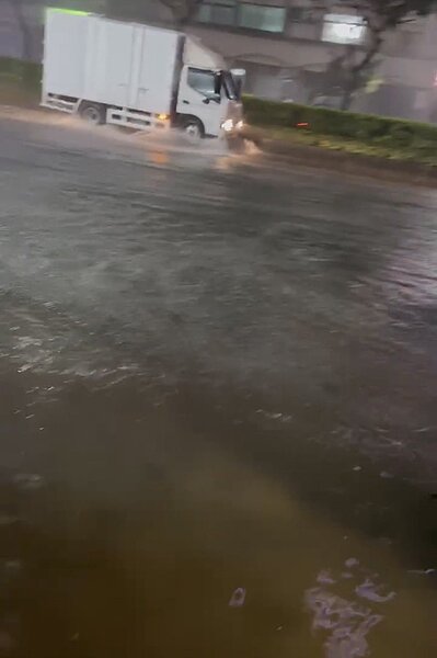 高雄鳳山建國路二段一帶今晚淹水。圖/翻攝自社會事新聞影音