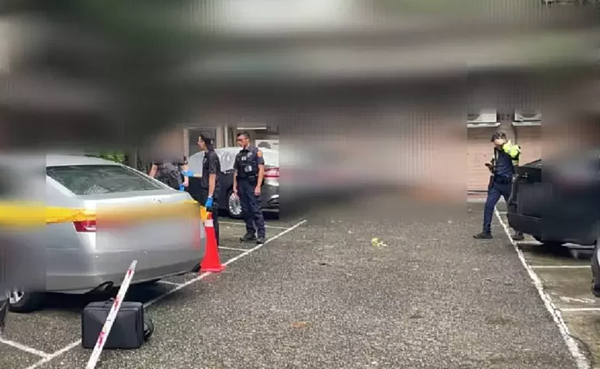 台北市大安區一棟社區大樓昨天下午發生墜樓意外,死者從12樓頂樓墜落1樓停車場空地,送醫不治。記者翁至成/翻攝