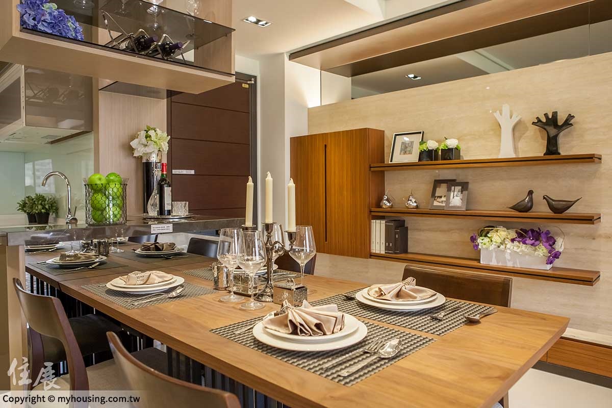 室內空間不大，可多使用複合式的功能設計，例如常見的作法，將吧檯跟餐桌結合在一起使用。