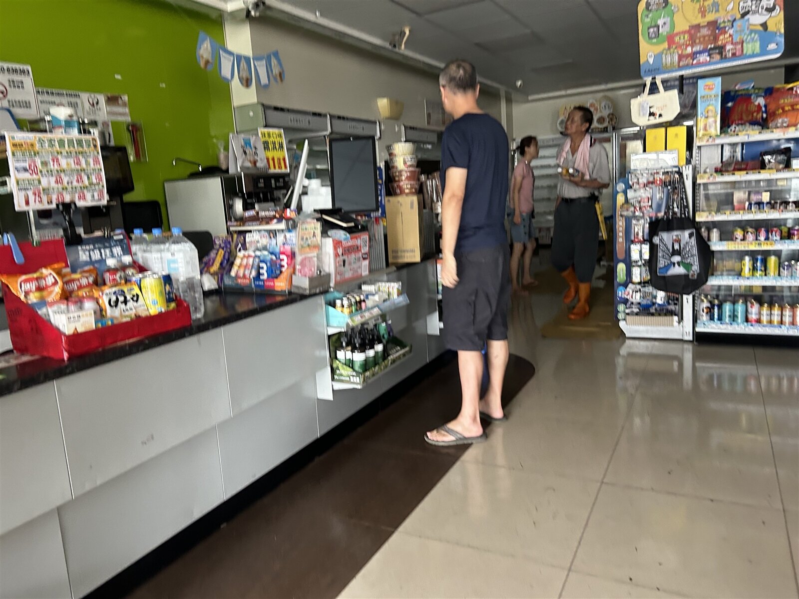 東河鄉都蘭村一家便利商店摸黑營業,店員必須先用紙筆入帳,等電來後再進一步作業。記者徐白櫻/攝影