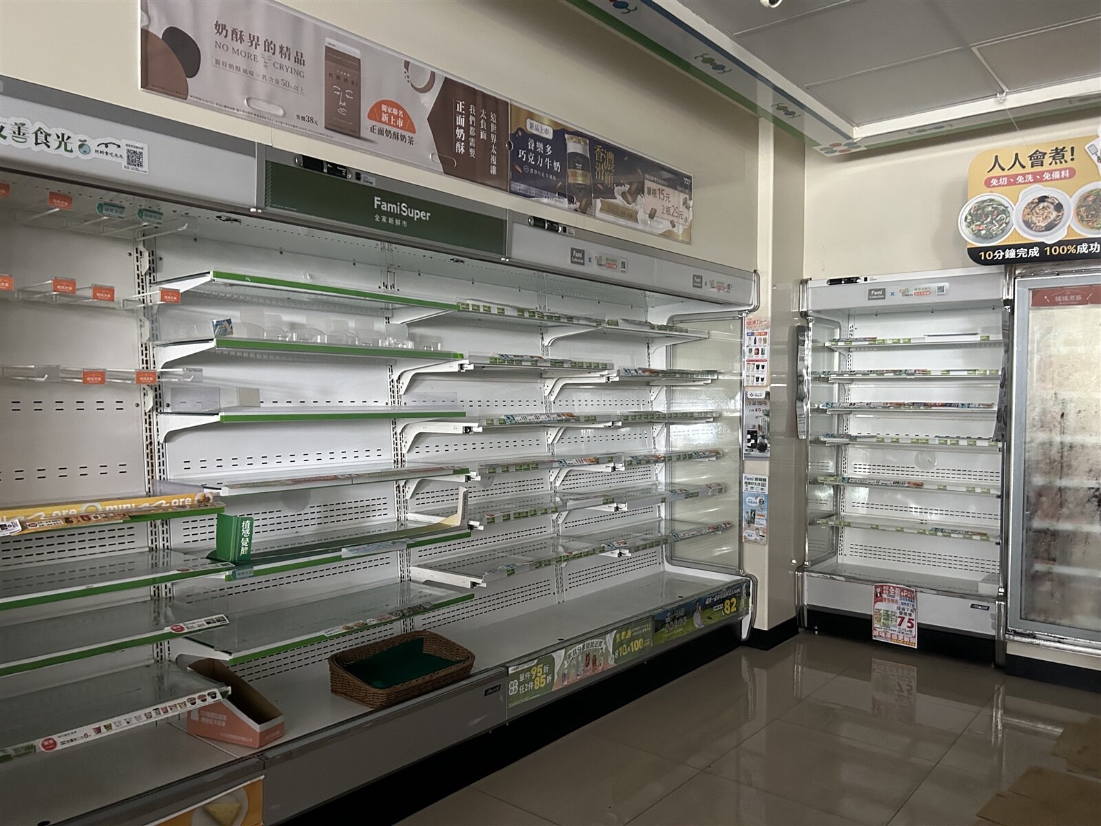 台東縣東河都蘭村一家便利商店架上的鮮食被居民搶購一空。記者徐白櫻/攝影