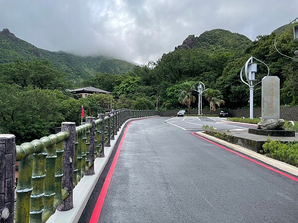 瑞芳北34瓶頸路段拓寬工程的停車場停車格修繕,採用「透水工法」施作,以紙模透水碎石之混凝土鋪面方式進行停車格地坪更新,可避免一般植草磚鋪面工法產生不均勻沉陷等問題,減少後續的維護成本。圖/新北市工務局提供