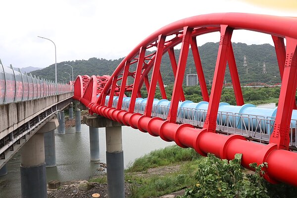 三鶯大橋工區跨越大漢溪河道,防汛整備工作必須非常謹慎,全線車道預計今年9月底通車,除了可提升三鶯大橋行車安全及便利性,也配合新北市美術館10月6日舉辦之台灣設計展熱潮,可有效紓解三鶯藝術村周邊交通動線。圖/新北市工務局提供