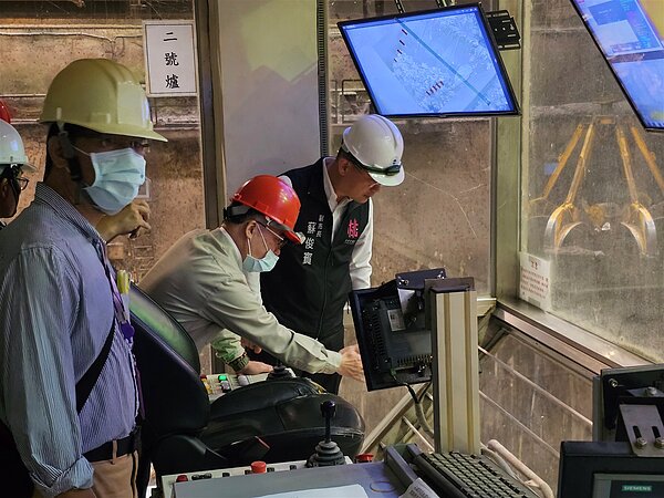 蘇俊賓親赴欣榮焚化廠磋商,垃圾車準點收運可望解決。圖/桃園市政府提供