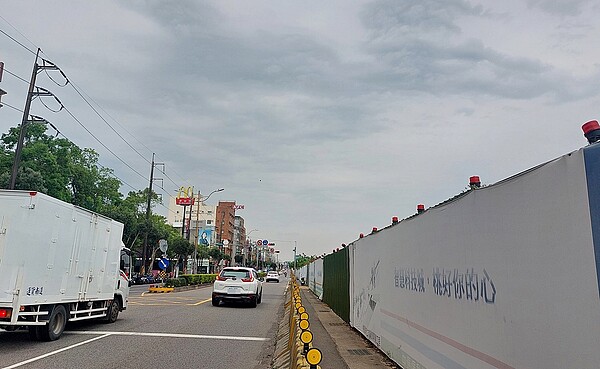 陳俊宇店長指出，中壢體育園區未來將打造國際級體育場館，並規劃住宅區、商業區，未來性看好，吸引許多建商搶先布局。圖／好房網News記者林和謙／攝
