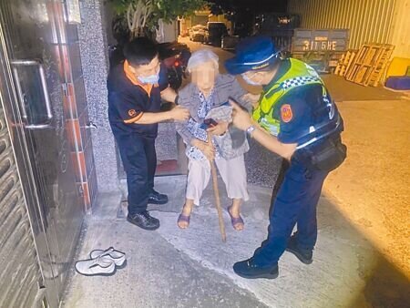 桃園市推估有1.4萬失智人口,警察就時常發現疑似失智長者找不到回家的路,衛生局期盼建立桃園失智照護網幫助長輩。(本報資料照片)