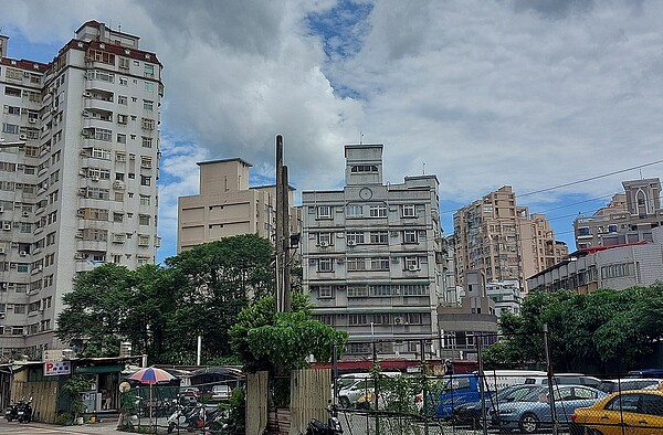 林君竹透露，淡水有中古電梯華廈的屋主降價百萬元出售，因早期低價購入，如今就算降價，還是有獲利。圖／好房網News記者林和謙／攝
