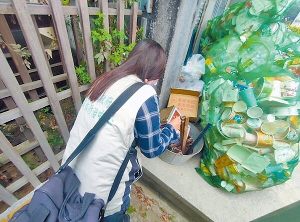 台南市登革熱疫情不斷延燒,市長黃偉哲指示,應把握風雨過後的黃金孳清期,盡快巡視社區中的各高風險點、盡快動員孳清。(衛生局提供/洪榮志台南傳真)