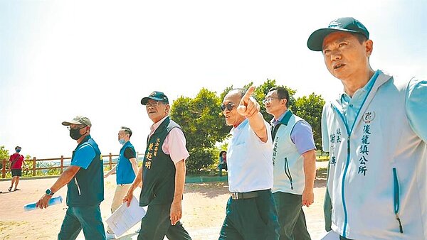 後龍好望角是苗栗知名觀光景點之一,地方期盼拓寬好望角周邊道路,以提升觀光與當地交通品質,立委陳超明(左三)先前邀請公路總局等單位前往會勘。(立委陳超明辦公室提供/李京昇苗栗傳真)