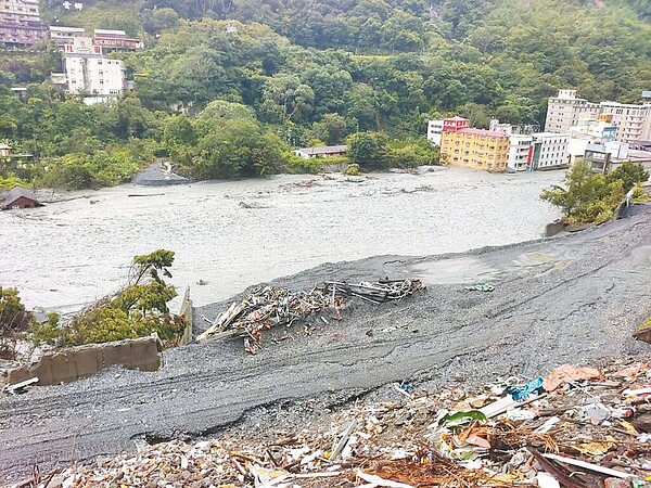 海葵颱風帶來降雨，南投廬山溫泉區塔羅灣溪因上游降雨4日溪水暴漲，第四河川局初判新增淤積10萬立方公尺砂土。（仁愛鄉公所提供／楊靜茹南投傳真）