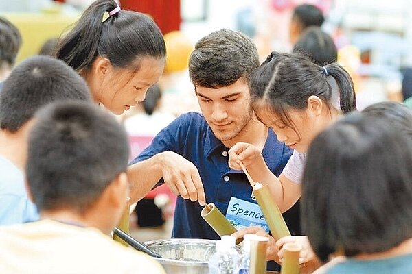 為推動雙語教育政策，教育部讓美籍教學助理投入縣市政府國中小學校，營造口說英語情境。（教育部提供）