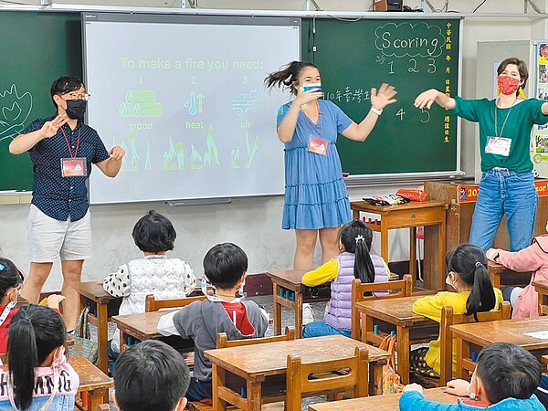 教育部引進英語教學助理至國中小學進行英語協同教學,但並非每位學生都聽得懂。圖/教育部提供