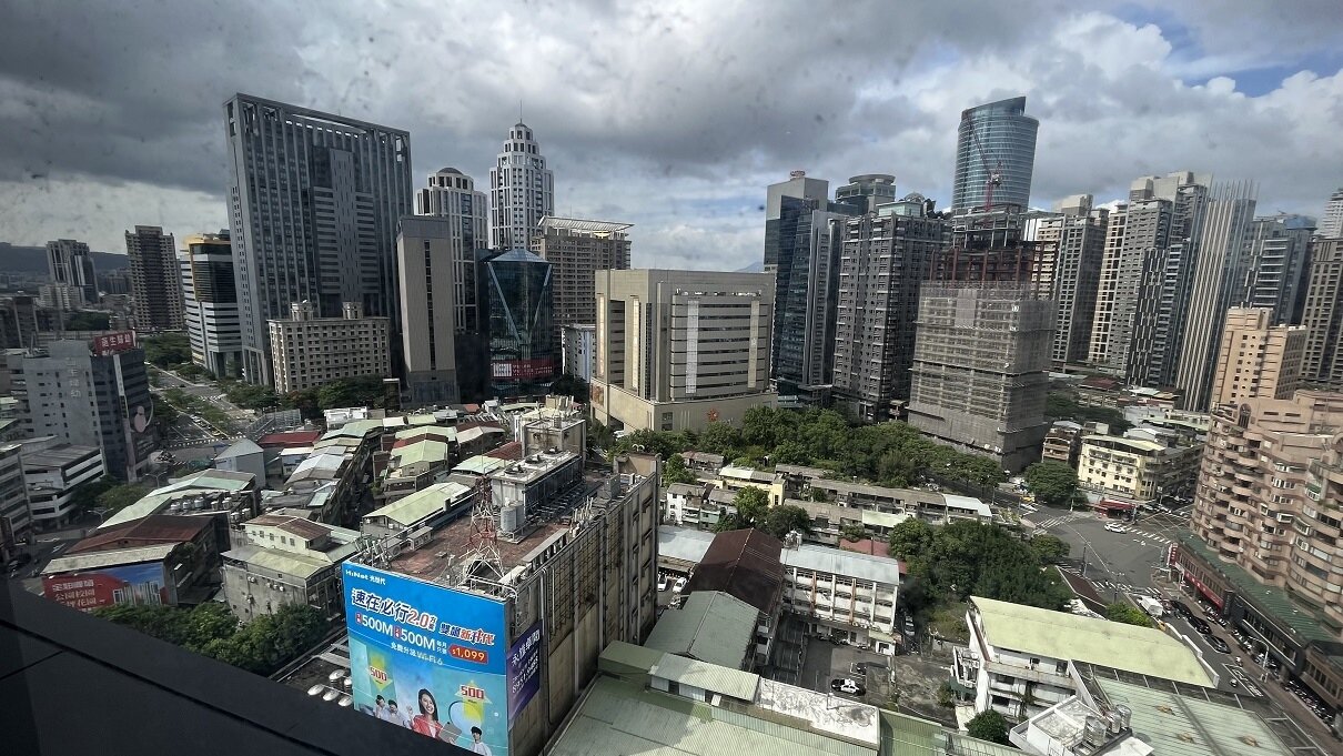 ▼「君麟」緊鄰新板特區。（圖／<a href="https://house.ebc.net.tw/" target="_blank"><span style="color:#3498db;">EBC地產王</span></a>張琬聆攝）