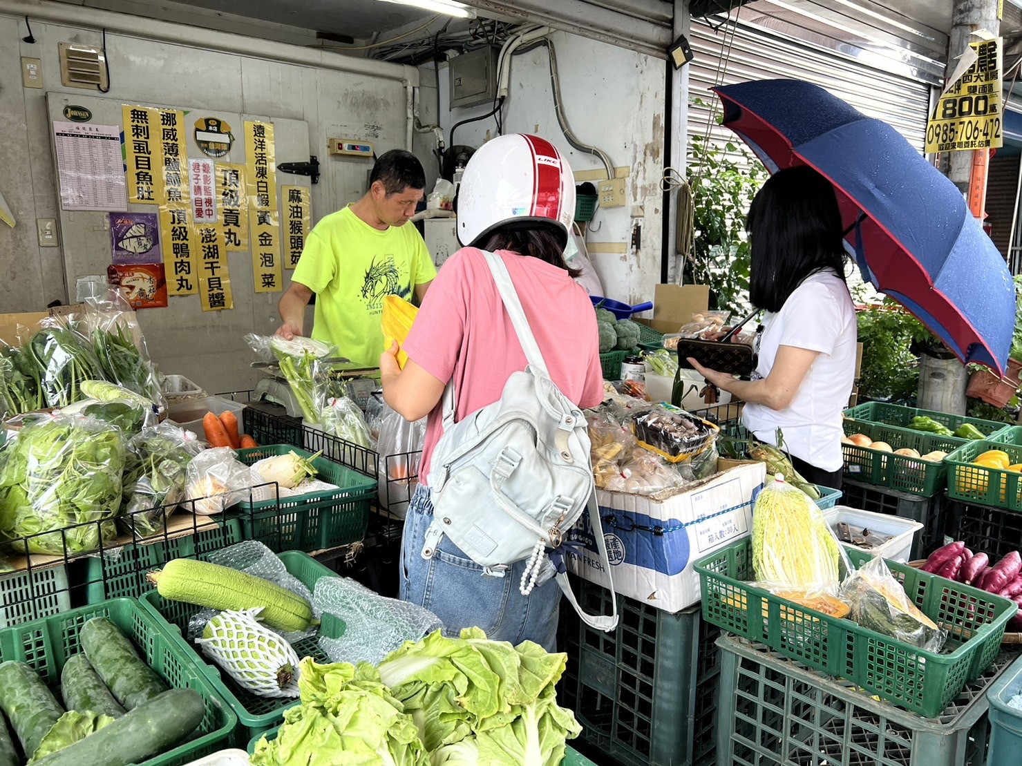 連日下雨及海葵颱風影響，蔬菜供貨不穩，菜價飆漲。記者陳雅玲／攝影 