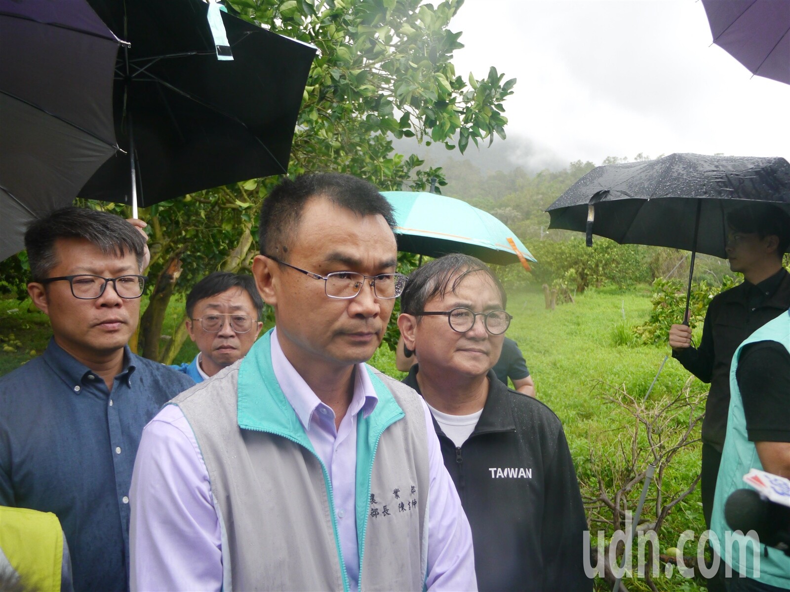 農業部長陳吉仲今天視察台東農損，他受訪強調，專案進口雞蛋沒有圖利任何人，如果有也是幫助消費者減少支出，不該抹黑造謠。記者徐白櫻／攝影 