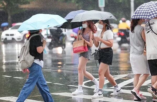海葵颱風上午8時減弱為熱帶性低氣壓，氣象局8時30分解除海上颱風警報，但受颱風外圍環流影響，易有短延時強降雨。本報資料照片

