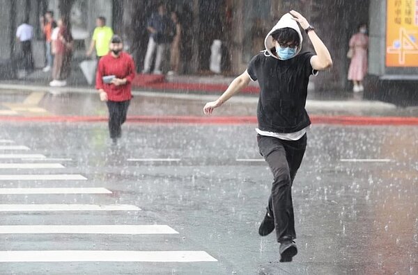 海葵颱風今解除海警,但水氣多,各地仍會有短陣雨或午後雷雨。本報資料照片
