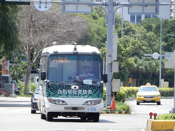 「新竹縣高鐵自駕接駁運行實驗計畫」正式進入載客服務驗證階段。圖／新竹縣交旅處提供