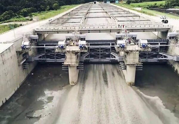 海葵颱風帶來雨量，石門水庫逼近滿庫，北水局進行放水和阿姆坪防淤隧道沖淤操作，確保水庫安全。記者曾增勳／翻攝
