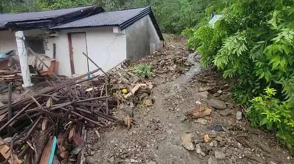 受海葵颱風影響，花蓮縣壽豐鄉強降雨持續24小時累積500多毫米，造成樹湖溪水暴漲，邊坡土石流差點掩埋民宅，還有房屋差點要滅頂。圖／民眾提供
