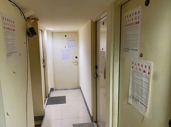 新北板橋大同街一處地下室,有房東違規隔成10間套房出租,恐有公共安全疑慮。圖/新北工務局提供