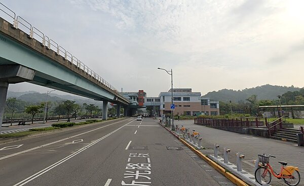 北市動物園旁人行道9月6日起設置施工圍籬,屆時寬度將縮至3公尺。圖/翻攝Google Maps