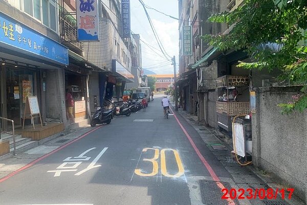 新北市有民眾6月22日向市長信箱反映淡水區中正東路35巷行人環境不佳,淡水區公所探訪鄰里雖未達共識,案經新北市交通局於6月29日再完成會勘,先增設巷道前後當心行人標誌及速限30標線,以確保行人行走安全。圖/新北市交通局提供