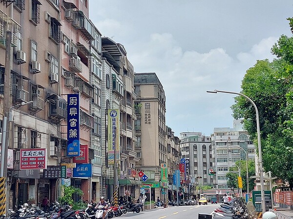 過去沒有實價登錄機制時，多數時候民眾買賣房屋，多處於弱勢一方，價格幾乎都是仲介說了算，也有民眾買貴的案例。示意圖／好房網News記者林和謙／攝