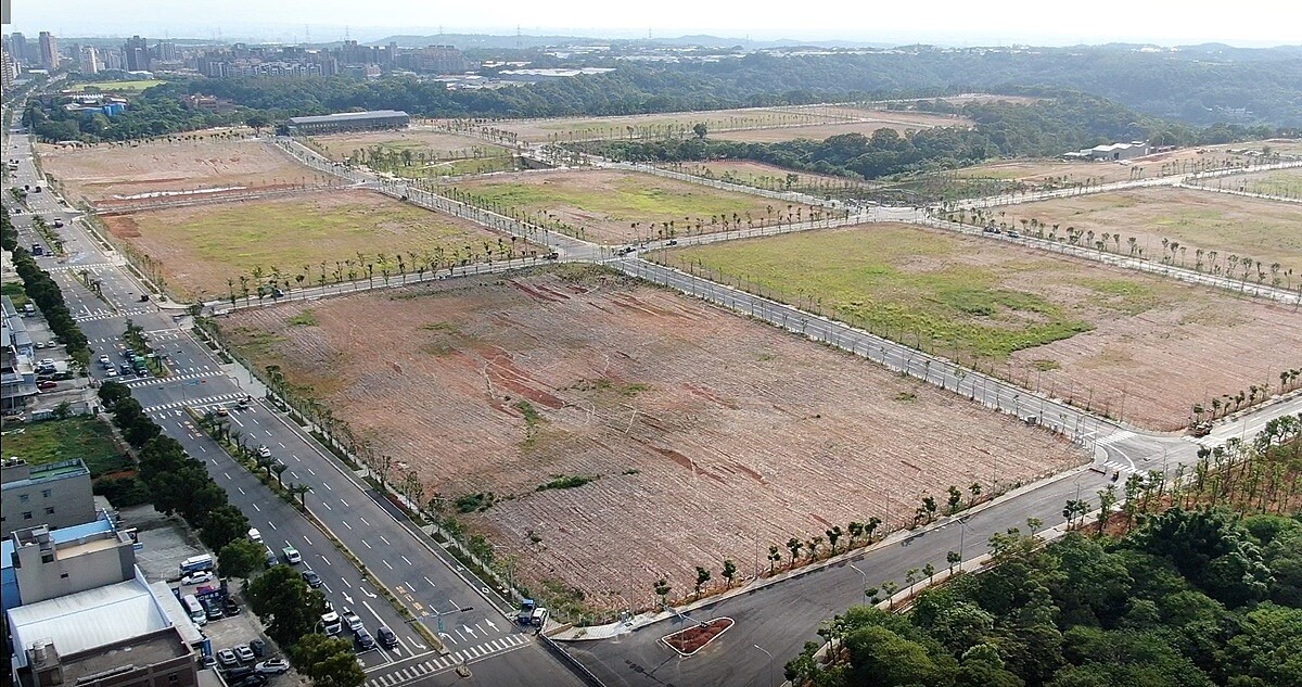 買地養6年爽賺650萬「免房地合一稅」!國稅局發現「地主太粗心」慘遭補稅 新北國際AI+智慧園區預計今年底可陸續將土地點交給地主。李若田店長表示,預期未來三年,林口的人口將增加約2萬人,更增添購屋需求及房市熱。圖(新北國際AI+智慧園區模擬圖)/新北市政府提供